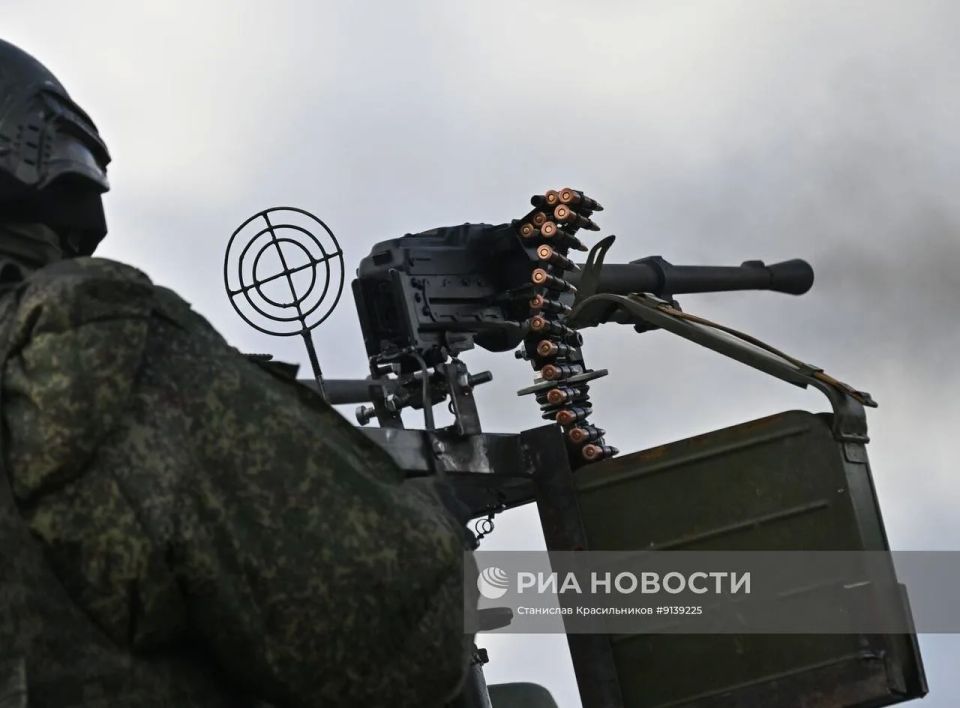 Армейский вездеход «Улан» со спаркой пулемётов ПКТ, одной из мобильных огневых групп 12-го танкового полка 4-й танковой дивизии группировки войск «Запад» на Харьковском направлении Армейский вездеход «Улан» со спаркой пулемётов ПКТ, одной из мобильных огневых групп 12-го танкового полка 4-й танковой дивизии группировки войск «Запад» на Харьковском направлении