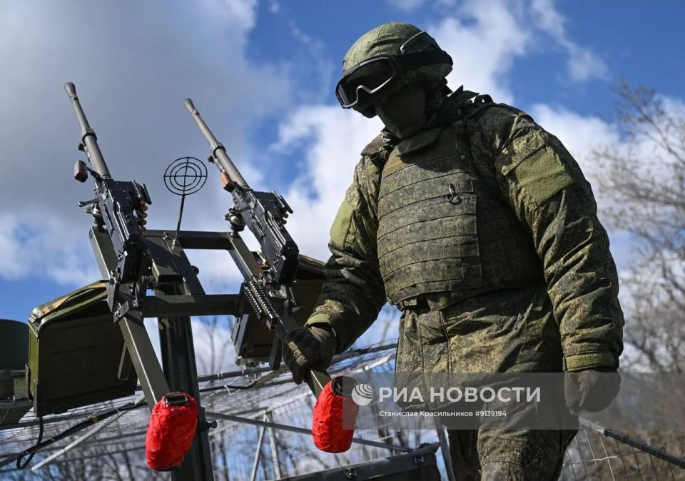 Армейский вездеход «Улан» со спаркой пулемётов ПКТ, одной из мобильных огневых групп 12-го танкового полка 4-й танковой дивизии группировки войск «Запад» на Харьковском направлении Армейский вездеход «Улан» со спаркой пулемётов ПКТ, одной из мобильных огневых групп 12-го танкового полка 4-й танковой дивизии группировки войск «Запад» на Харьковском направлении