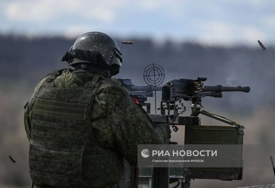 Армейский вездеход «Улан» со спаркой пулемётов ПКТ, одной из мобильных огневых групп 12-го танкового полка 4-й танковой дивизии группировки войск «Запад» на Харьковском направлении Армейский вездеход «Улан» со спаркой пулемётов ПКТ, одной из мобильных огневых групп 12-го танкового полка 4-й танковой дивизии группировки войск «Запад» на Харьковском направлении