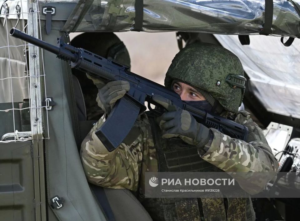 Армейский вездеход «Улан» со спаркой пулемётов ПКТ, одной из мобильных огневых групп 12-го танкового полка 4-й танковой дивизии группировки войск «Запад» на Харьковском направлении Армейский вездеход «Улан» со спаркой пулемётов ПКТ, одной из мобильных огневых групп 12-го танкового полка 4-й танковой дивизии группировки войск «Запад» на Харьковском направлении