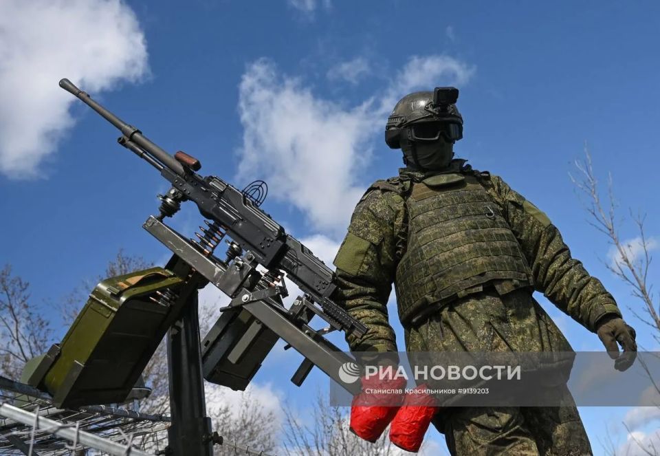 Армейский вездеход «Улан» со спаркой пулемётов ПКТ, одной из мобильных огневых групп 12-го танкового полка 4-й танковой дивизии группировки войск «Запад» на Харьковском направлении Армейский вездеход «Улан» со спаркой пулемётов ПКТ, одной из мобильных огневых групп 12-го танкового полка 4-й танковой дивизии группировки войск «Запад» на Харьковском направлении