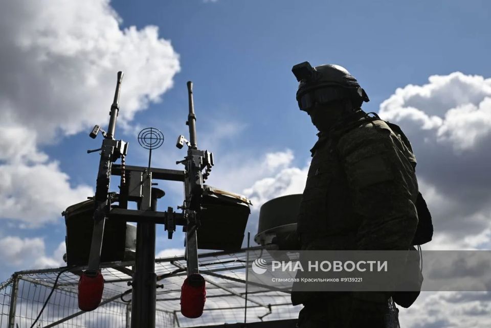 Армейский вездеход «Улан» со спаркой пулемётов ПКТ, одной из мобильных огневых групп 12-го танкового полка 4-й танковой дивизии группировки войск «Запад» на Харьковском направлении Армейский вездеход «Улан» со спаркой пулемётов ПКТ, одной из мобильных огневых групп 12-го танкового полка 4-й танковой дивизии группировки войск «Запад» на Харьковском направлении