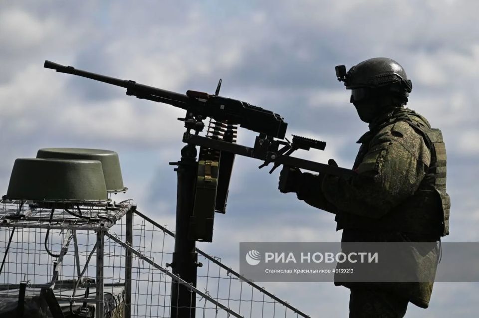 Армейский вездеход «Улан» со спаркой пулемётов ПКТ, одной из мобильных огневых групп 12-го танкового полка 4-й танковой дивизии группировки войск «Запад» на Харьковском направлении Армейский вездеход «Улан» со спаркой пулемётов ПКТ, одной из мобильных огневых групп 12-го танкового полка 4-й танковой дивизии группировки войск «Запад» на Харьковском направлении