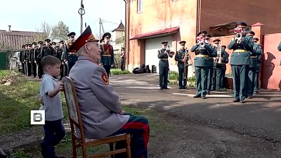 Росгвардейцы в рамках всероссийской акции провели парады у домов ветеранов Великой Отечественной войны, живущих в Московском регионе