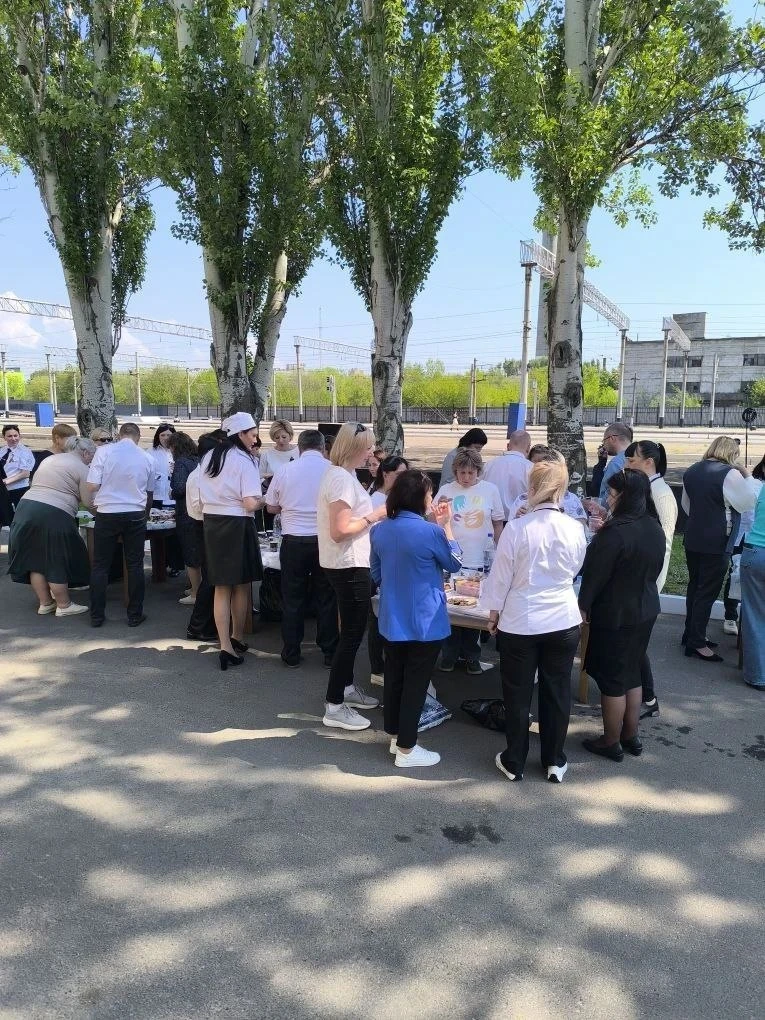 8 мая в Луганском филиале прошел праздничный митинг, посвященный празднованию Дня Победы 9 мая и небольшой праздничный концерт, где начальник специального сектора Черников Владимир исполнил песни военных лет 8 мая в Луганском филиале прошел праздничный митинг, посвященный празднованию Дня Победы 9 мая и небольшой праздничный концерт, где начальник специального сектора Черников Владимир исполнил песни военных лет