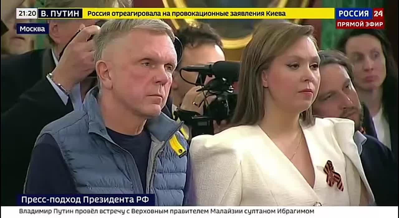 Как отвечают короли. Спокойно, выдержав паузу, заботясь о своей державе и проведении грандиозного праздника, не обращая внимания на дерзкие кривляния обдолбанной европейской обезьянки на коротком поводке: Для нас 9 мая не...