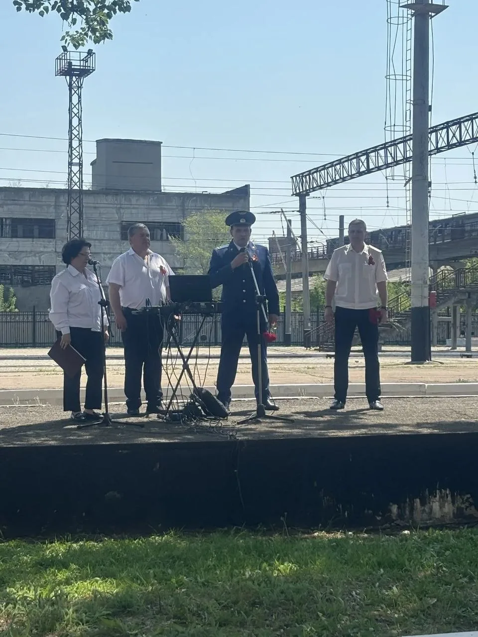 8 мая в Луганском филиале прошел праздничный митинг, посвященный празднованию Дня Победы 9 мая и небольшой праздничный концерт, где начальник специального сектора Черников Владимир исполнил песни военных лет 8 мая в Луганском филиале прошел праздничный митинг, посвященный празднованию Дня Победы 9 мая и небольшой праздничный концерт, где начальник специального сектора Черников Владимир исполнил песни военных лет