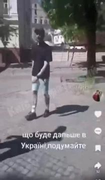 И смех и грех. В Киеве «вытыран» ВСУшник прицепился к цыганам по поводу русской музыки, которую они слушали отдыхая в парке