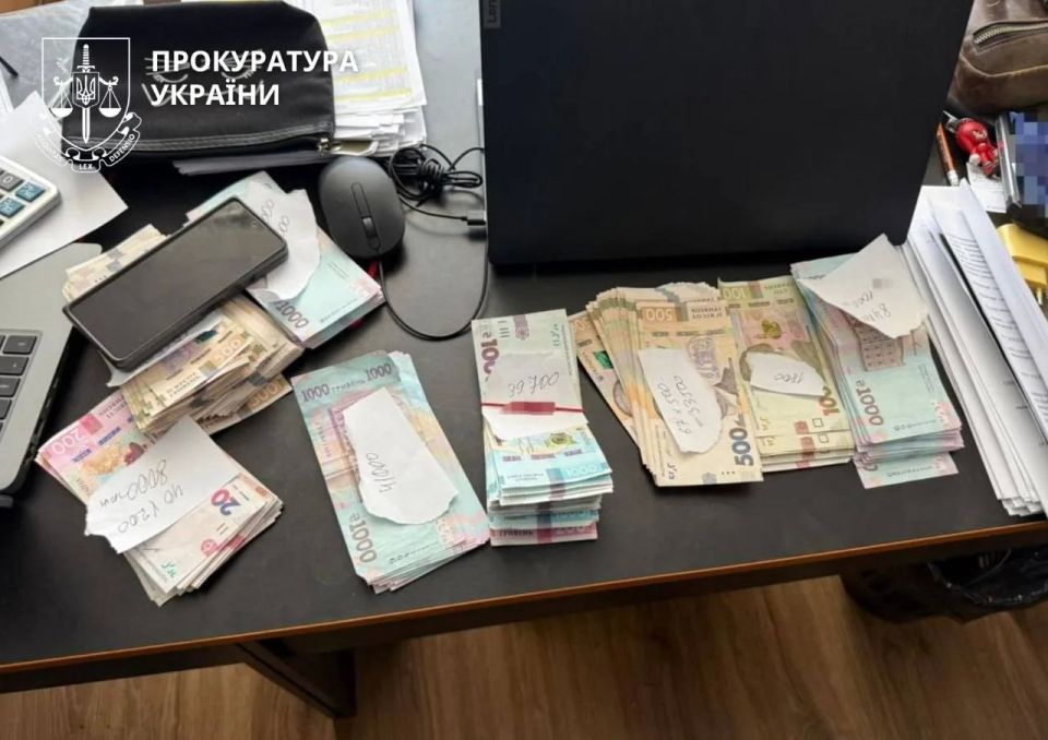 В Харькове задержали трех офицеров армейского корпуса за вымогательство у подчиненных В Харькове задержали трех офицеров армейского корпуса за вымогательство у подчиненных