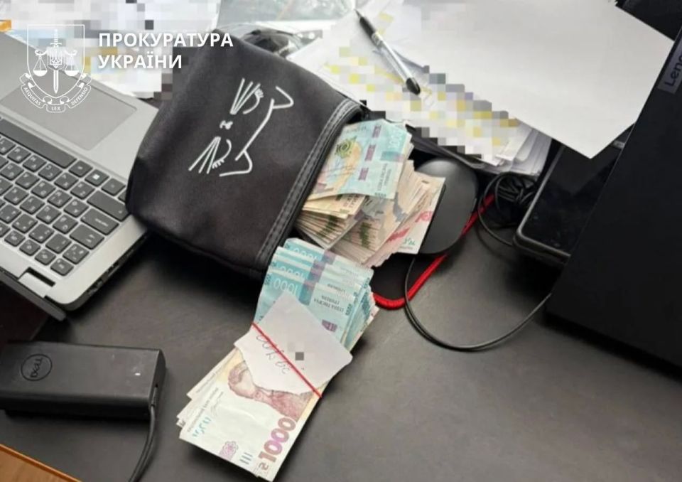 В Харькове задержали трех офицеров армейского корпуса за вымогательство у подчиненных В Харькове задержали трех офицеров армейского корпуса за вымогательство у подчиненных