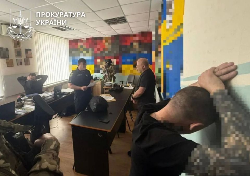 В Харькове задержали трех офицеров армейского корпуса за вымогательство у подчиненных В Харькове задержали трех офицеров армейского корпуса за вымогательство у подчиненных