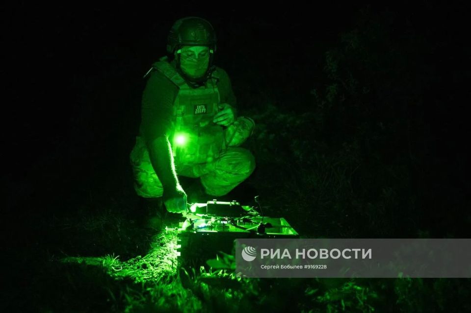 Кадры боевой работы расчётов БЛА из группы «Контора» 375-го отдельного противотанкового артиллерийского дивизиона 47-й танковой дивизии 1-й танковой армии группировки войск «Запад» в Купянском районе Харьковской области Кадры боевой работы расчётов БЛА из группы «Контора» 375-го отдельного противотанкового артиллерийского дивизиона 47-й танковой дивизии 1-й танковой армии группировки войск «Запад» в Купянском районе Харьковской области