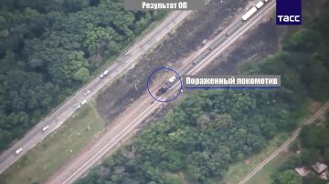 ВС РФ поразили железнодорожные локомотивы и кран, используемые ВСУ в Харьковской области, сообщили в МО РФ