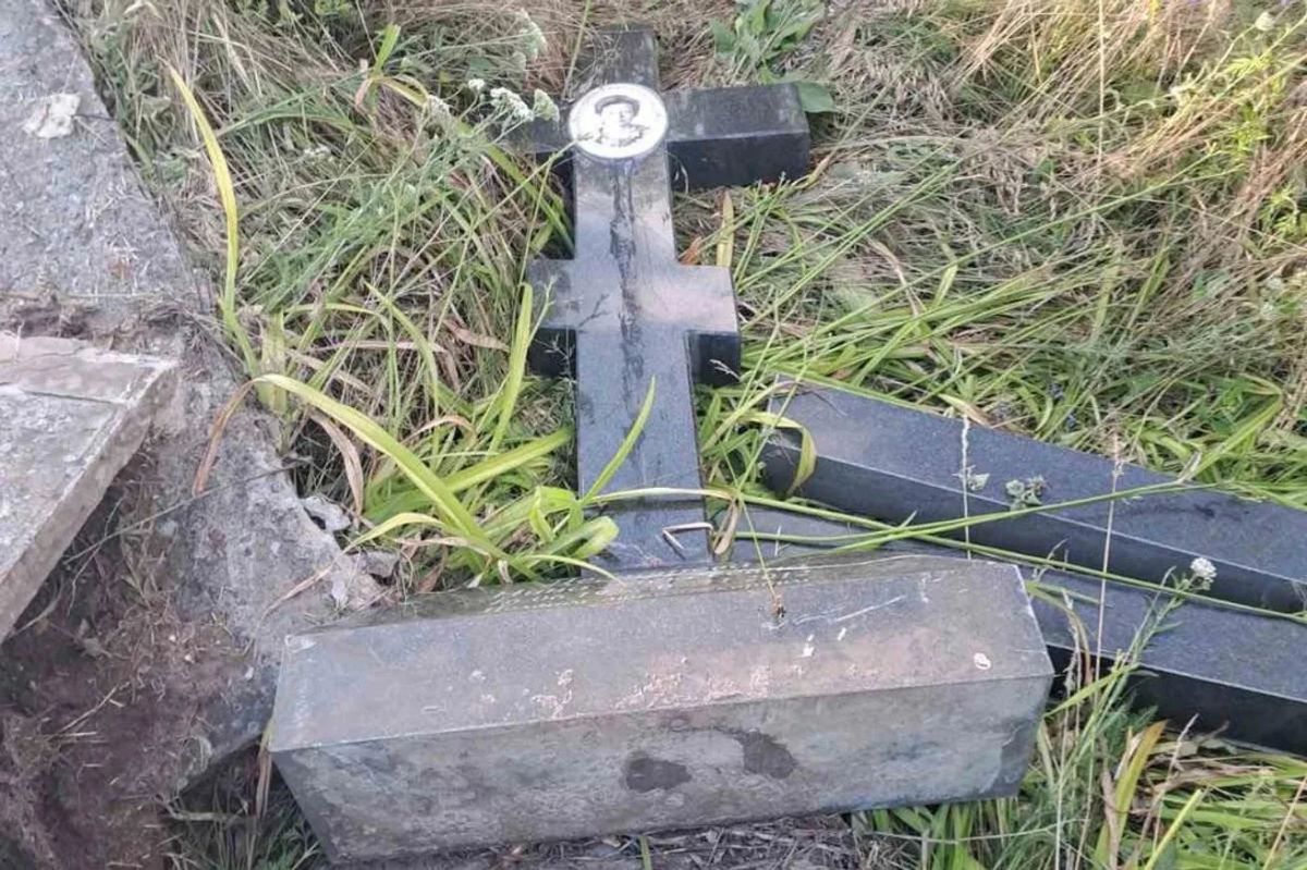 В Харьковской области украли танк Т-70 с братской могилы советских воинов В Харьковской области украли танк Т-70 с братской могилы советских воинов