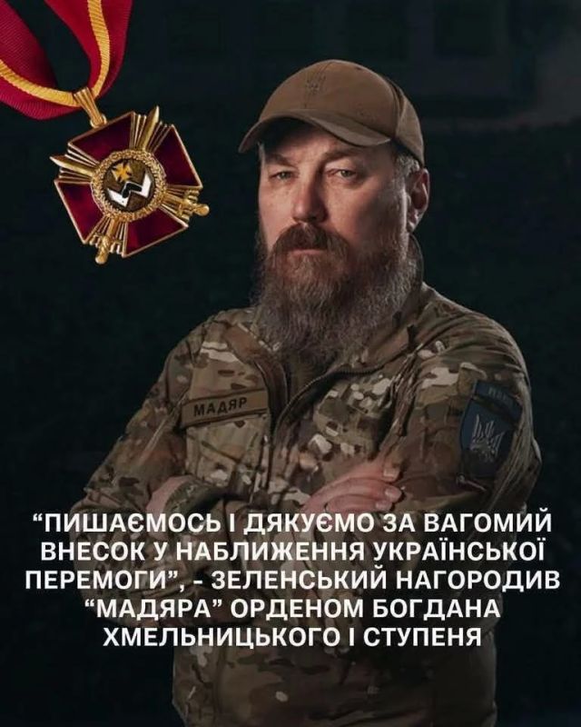 Нацист Роберт "Мадьяр" Бровди, известный скорее трусостью, чем реальными подвигами, удостоен ордена Богдана Хмельницкого I степени за мужество....из рук такого же бомжеватого труса Нацист Роберт "Мадьяр" Бровди, известный скорее трусостью, чем реальными подвигами, удостоен ордена Богдана Хмельницкого I степени за мужество....из рук такого же бомжеватого труса