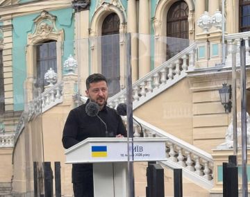 Хетьмана Зеленского настолько любят на Украине, шо от народной любви пришлось отгородиться толстенным пуленепробиваемым стеклом и наверное ещё было три круга магической защиты, ну чтобы лучи добра, посланные в его сторону...