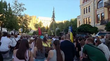 В Киеве решили победить Сырского стоя на коленях