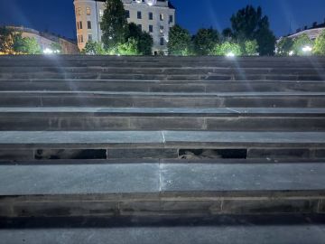 В украинском городе Черновцы городские власти отремонтировали лестницу к театру