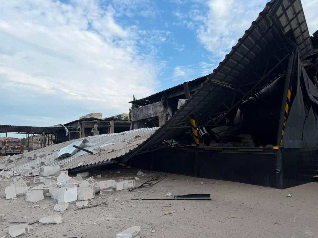 Чугуев - удары по складу "Новой почты" Чугуев - удары по складу "Новой почты"