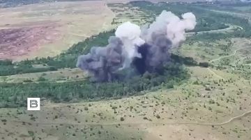 Российские войска ударили авиабомбами ФАБ-500 по пунктам управления беспилотниками ВСУ в Высокоивановке в ДНР, сообщает Минобороны РФ