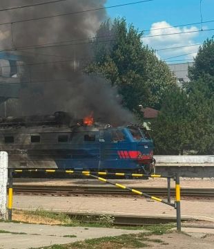 Лозовая Харьковская область, 27.07.2026. Ударом реактивного БПЛА «Герань-4» на ж/д станции «Лозовая» был поражён магистральный электровоз типа ЧС2