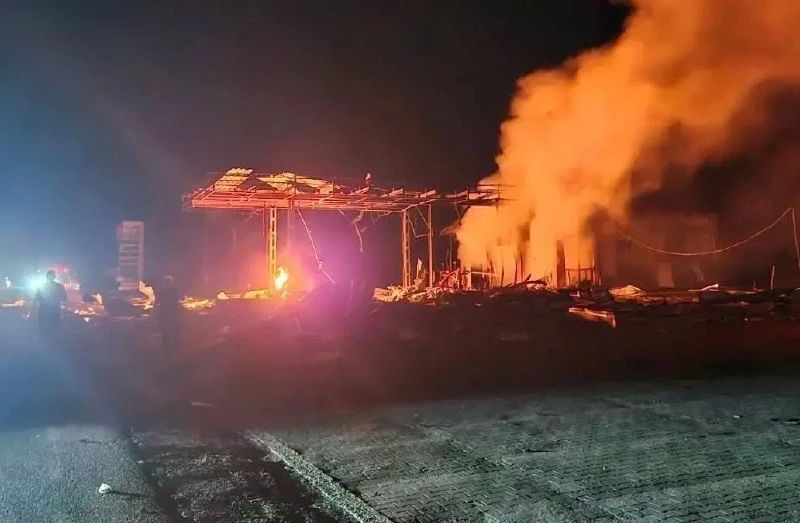 Мощный топливный кризис на Украине: Уничтожено более 160 АЗС, бензин скоро будет стоить 100 грн Мощный топливный кризис на Украине: Уничтожено более 160 АЗС, бензин скоро будет стоить 100 грн