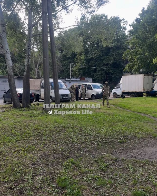 #бандеровская_оккупация: в Харькове душегубы начали душить женщину и брызнули ей в лицо перцовым баллончиком #бандеровская_оккупация: в Харькове душегубы начали душить женщину и брызнули ей в лицо перцовым баллончиком