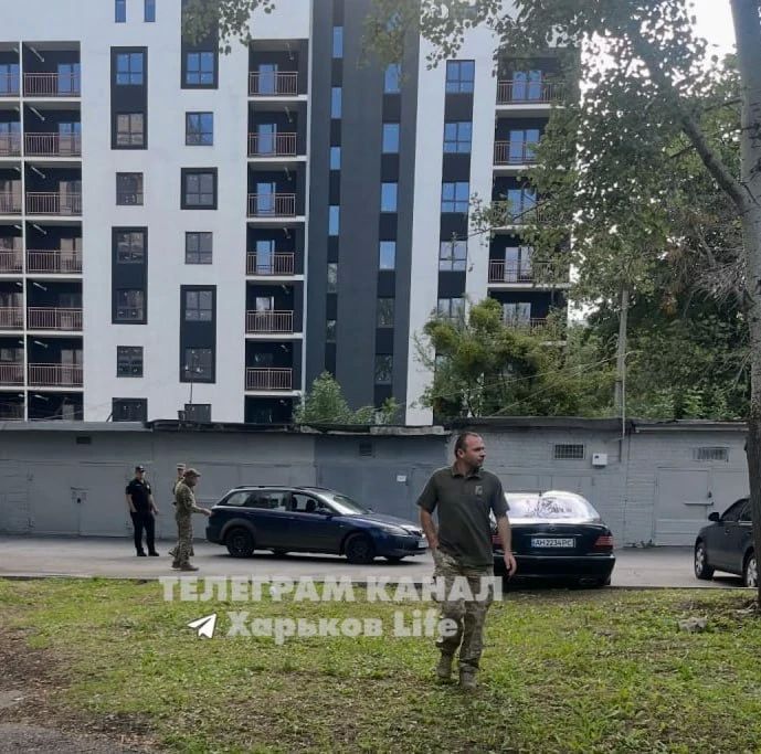 #бандеровская_оккупация: в Харькове душегубы начали душить женщину и брызнули ей в лицо перцовым баллончиком #бандеровская_оккупация: в Харькове душегубы начали душить женщину и брызнули ей в лицо перцовым баллончиком