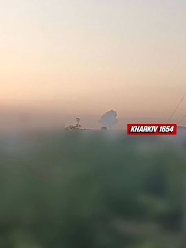 В окрестностях Харькова поднимается дым после авиаудара
