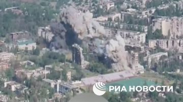 Авиаудары ВКС крылатыми бомбами ФАБ-500 М62 с УМПК по местонахождению всушников в Доброполье, ДНР., а также в н.п. Братеница Харьковской области