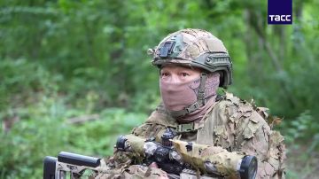 ВСУ не могли вычислить огневые позиции ВС РФ под Харьковом 1,5 месяца, рассказал ТАСС командир взвода снайперов с позывным Азия