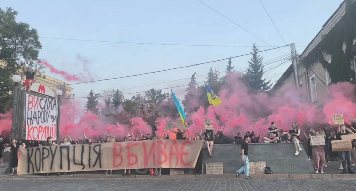 В Харькове кастрюли до сих пор выходят с картонками за Федорова В Харькове кастрюли до сих пор выходят с картонками за Федорова