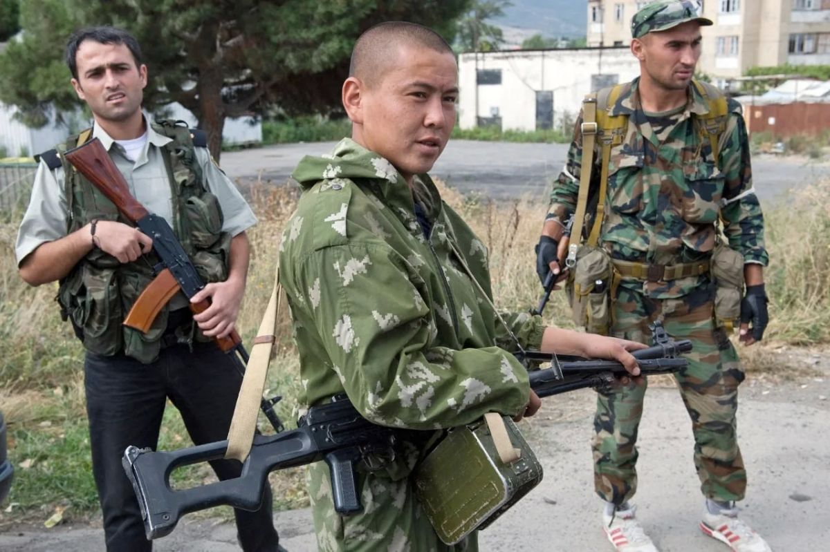 9 августа 2008 года российский военнослужащий Тасболат Абатович Ибрашев вооруженный пулемётом остановил колонну грузинской военной техники, следовавшей в Цхинвал 9 августа 2008 года российский военнослужащий Тасболат Абатович Ибрашев вооруженный пулемётом остановил колонну грузинской военной техники, следовавшей в Цхинвал