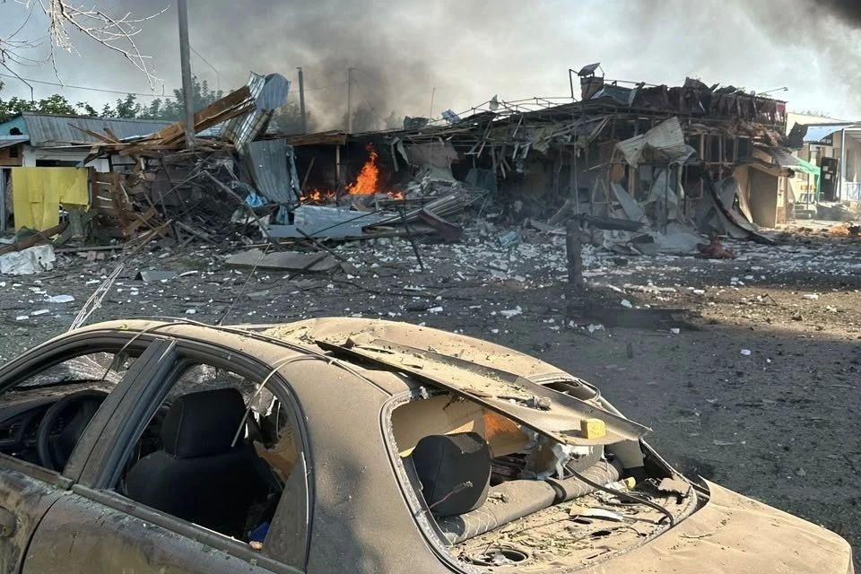 Печенеги Харьковская область. Сегодня утром «Бандеролями» нанёс удар по скопление ВСУ в кафе «Перчик» На кадрах видно договорающие автомобили противника: пикап с чёрными военными номерами и внедорожник с установленными... Печенеги Харьковская область. Сегодня утром «Бандеролями» нанёс удар по скопление ВСУ в кафе «Перчик» На кадрах видно договорающие автомобили противника: пикап с чёрными военными номерами и внедорожник с установленными...