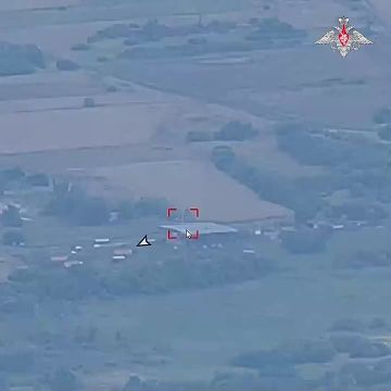 Кадры ударов по пунктам временной дислокации ВСУ пятью авиабомбами ФАБ-500 в Харьковской области публикует Минобороны
