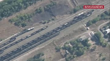 Поезда, которые ВСУ использовали для доставки грузов военного назначения, горят в Харьковской области