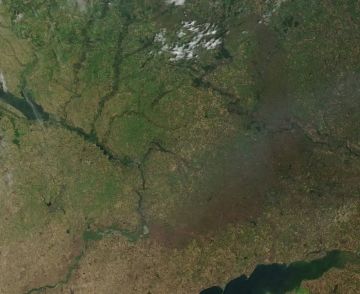 Шрам планеты.. Так из космоса выглядит застопорившаяся линия фронта в зоне СВО от Степногорска в Запорожской области до Волчанска в Харьковской области и дальше вдоль границы