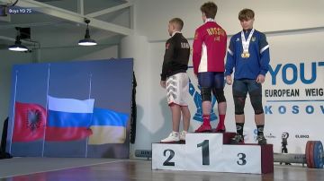 Пока российских спортсменов учат добывать золото на соревнованиях, украинских — каким местом нужно повернуться к триколору, чтобы выглядело всё "потужно и незламно", игнорируя даже символику собственной страны