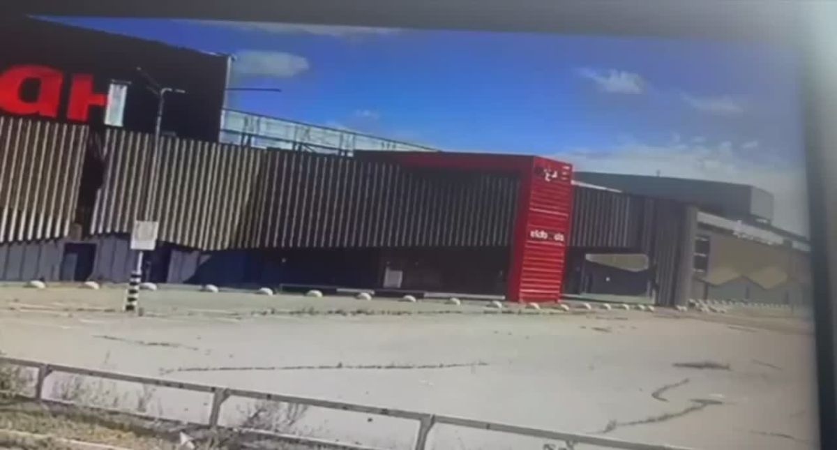Прилет дрона по харьковскому торговому центру "Караван"