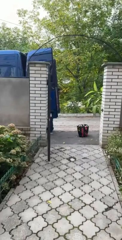 Все бегут, бегут, бегут и я бегу Все бегут, бегут, бегут и я бегу