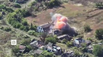 Российские истребители Су-34 уничтожили пункты временной дислокации и управления беспилотниками ВСУ в Харьковской области и ДНР, сообщает Минобороны РФ