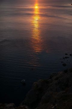 Маяк на Меганоме в лучах закатного солнца
