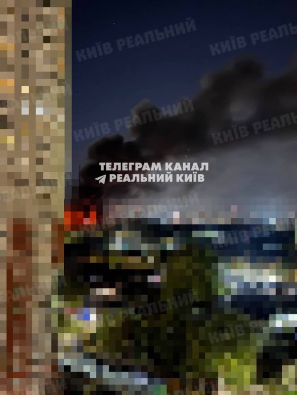В Киеве мощный пожар после прилётов В Киеве мощный пожар после прилётов