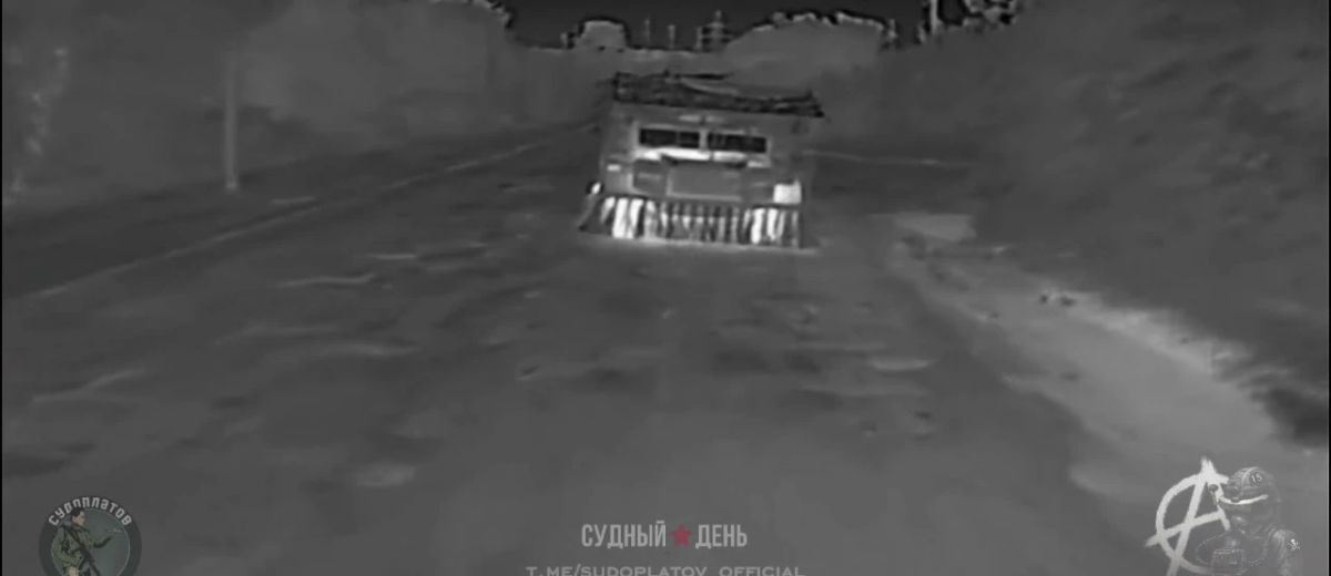 Дрон подловил украинский Roshel Senator при перевозке боеприпасов в Великом Бурлуке Харьковской области Дрон подловил украинский Roshel Senator при перевозке боеприпасов в Великом Бурлуке Харьковской области