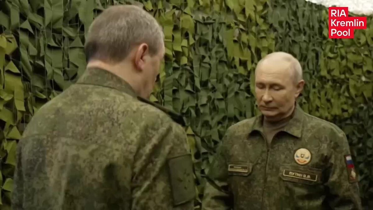 Путин приехал во вспомогательный пункт управления объединённой группировки войск и провёл совещание с командным составом